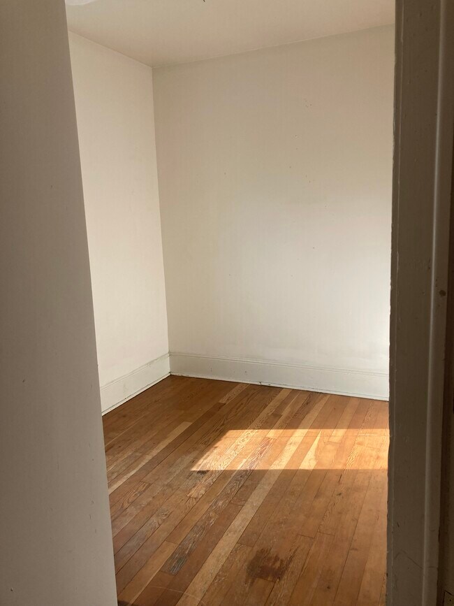 Foto del edificio - 1551 N Warren Ave
