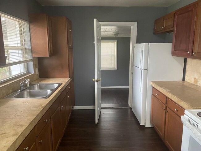 Foto del edificio - Spacious 4/2.5 Located in Westside Jax!