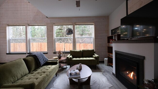 Foto del edificio - 313 Skate Creek Rd N