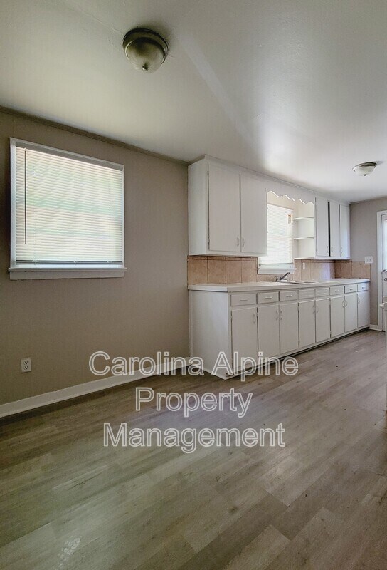 Foto del edificio - 1512 N Deal Ave