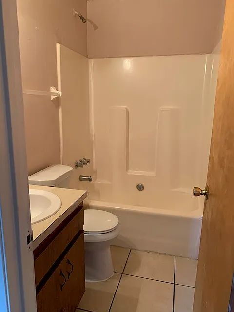 Building Photo - "Charming 2-Bed Oasis with 2.5 Baths in Prime FL Locale – Perfect Comfort Awaits!"