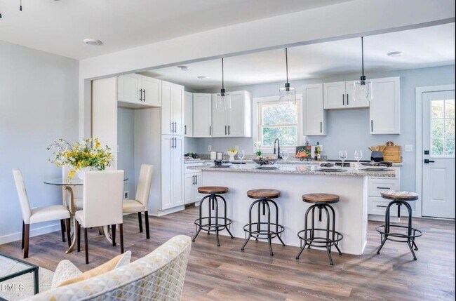 Building Photo - 2204 Emerson Pl