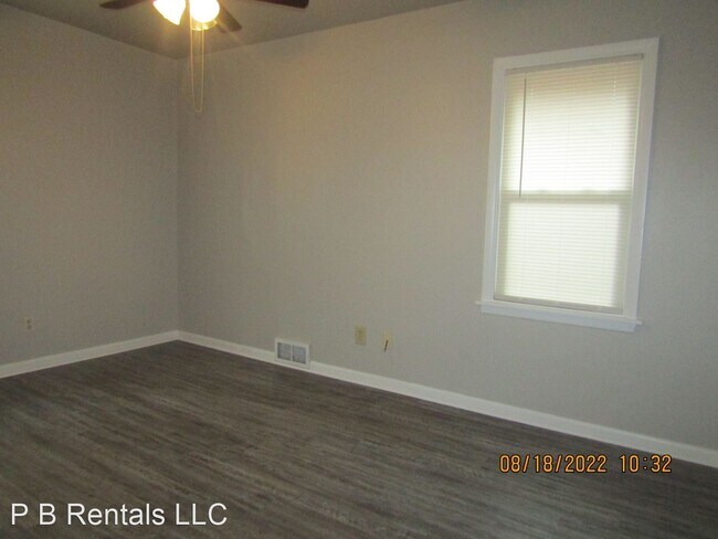 Building Photo - 3 br, 1 bath House - 3810 NW Bell Avenue