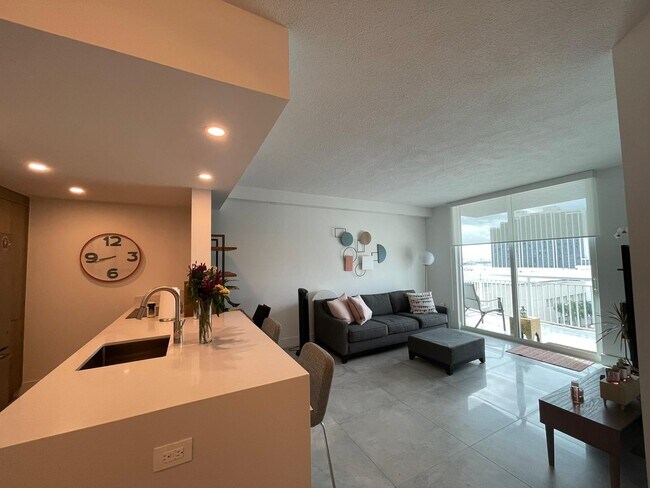 Foto del edificio - 275 NE 18th St