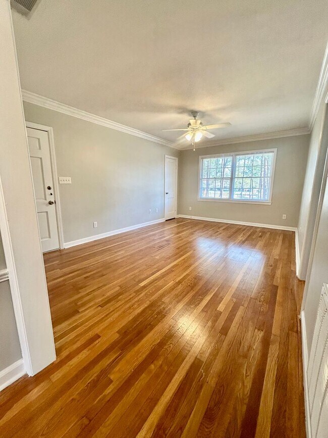 Building Photo - Charming Upstairs Unit - Steps from Habers...