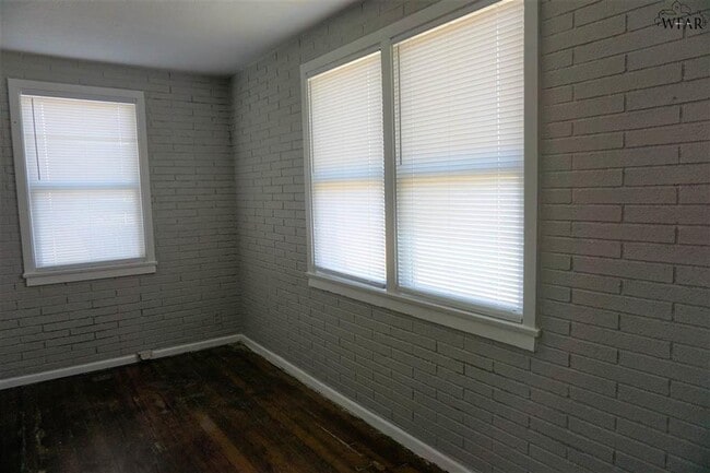 Building Photo - 515 W Roosevelt Ave