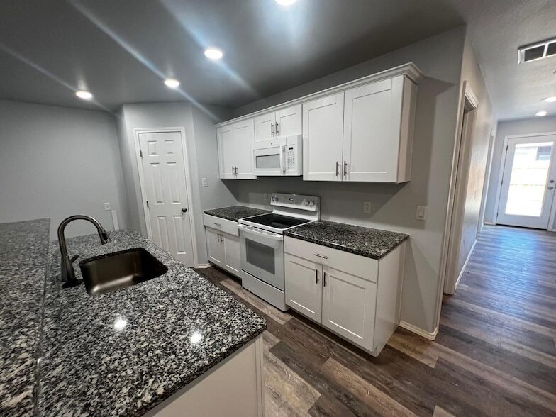 Foto principal - 5504 Jarvis St