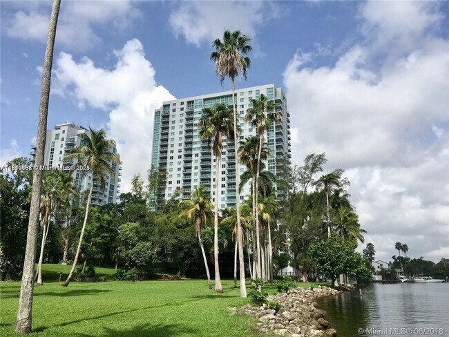 Foto del edificio - 1861 NW S River Dr