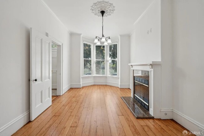 Sala de estar con ventanal y chimenea decorativa. - 1343 Pierce St