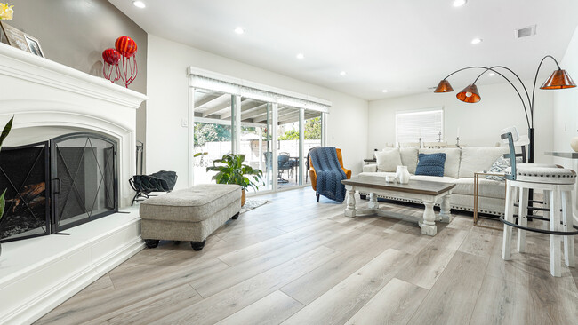 Foto del edificio - 8745 Valjean Ave