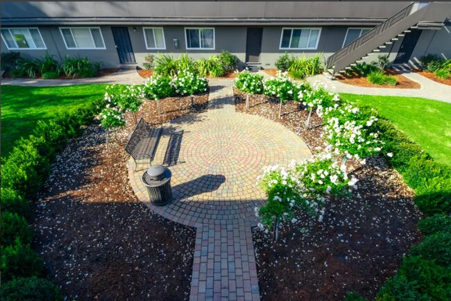 Foto del edificio - Garden Court Apartments