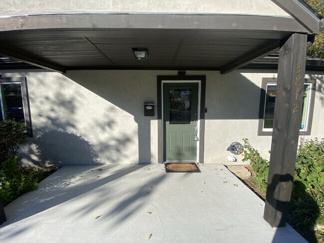 Building Photo - Adorable and move-in ready newly renovated...
