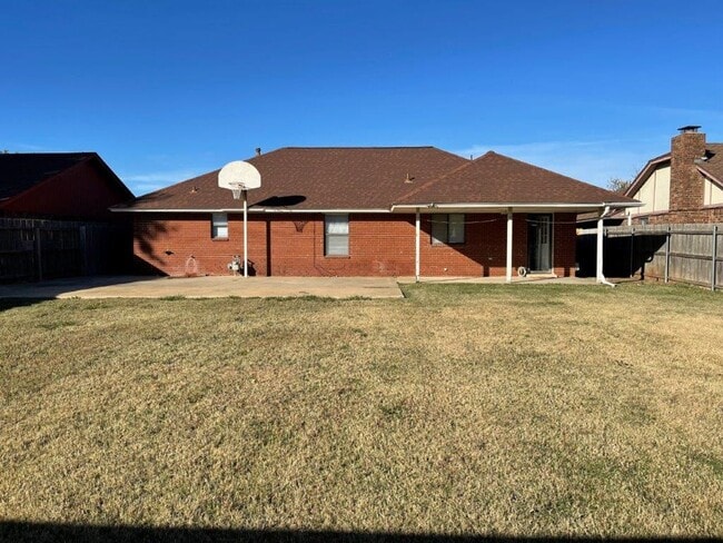 Building Photo - Remodeled , modern and lots of New in Moor...