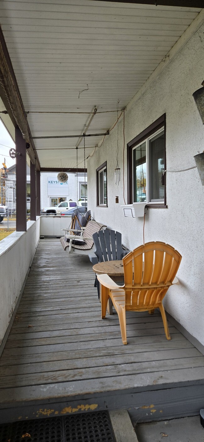 Building Photo - 502-502 2 St W