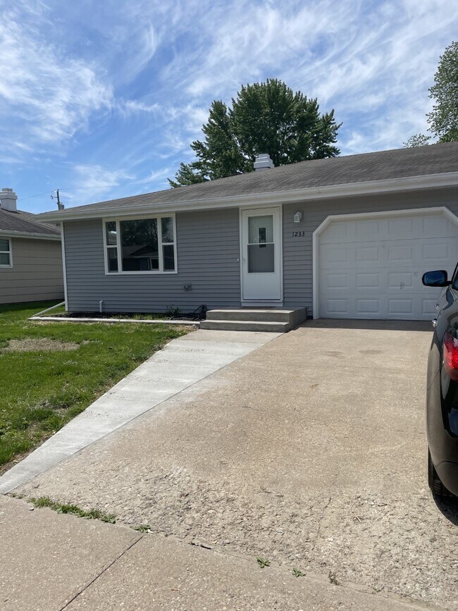 Foto del edificio - 1231 Primrose Ln