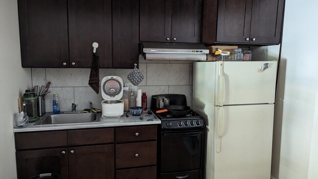 Kitchenette area (fridge included) - 2565 Fairfield Pl