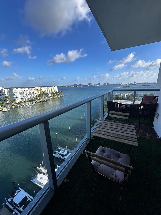 Foto del edificio - 7930 East Dr