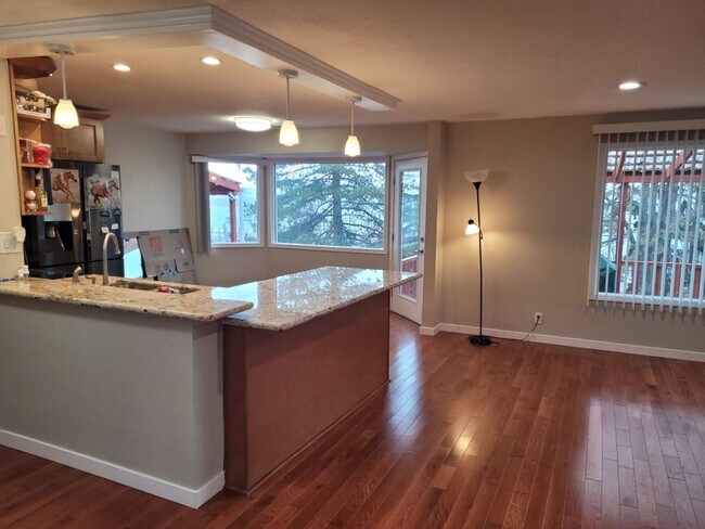 Foto del edificio - Move in ready rental in downtown Rainier with Columbia River views!
