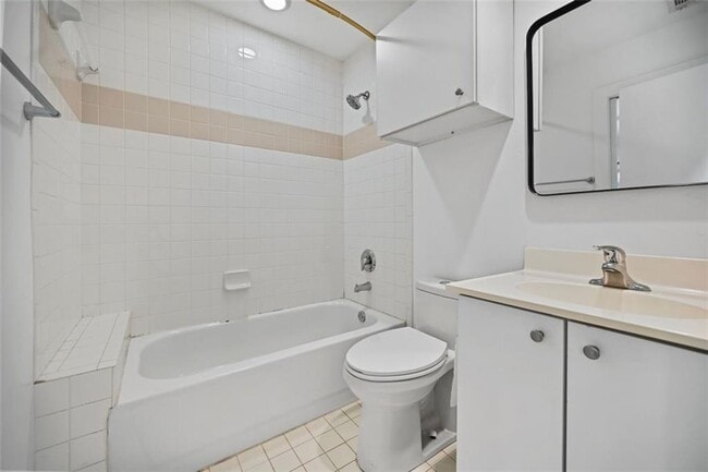 Building Photo - 920 Memorial Dr SE