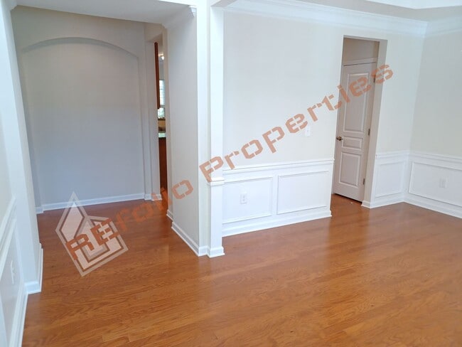 Building Photo - Elegant 4 bedroom Home w/ 1st Floor Office...