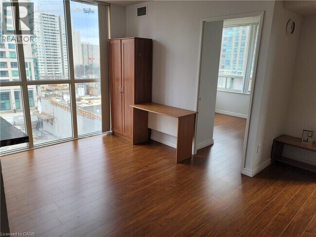 Photo du bâtiment - 265 Enfield Pl