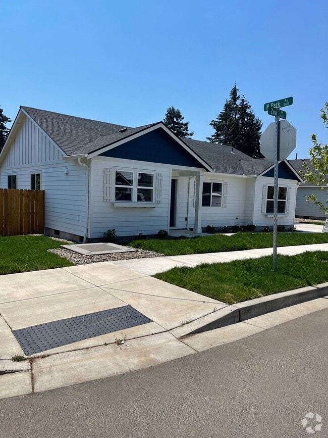Building Photo - 1608 Zoe Ave