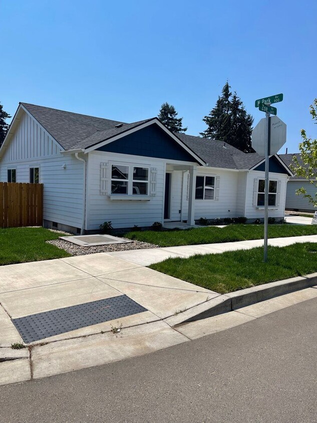 Foto principal - Newer 3 Bedroom, 2 Bathroom, 2 Car Garage,...
