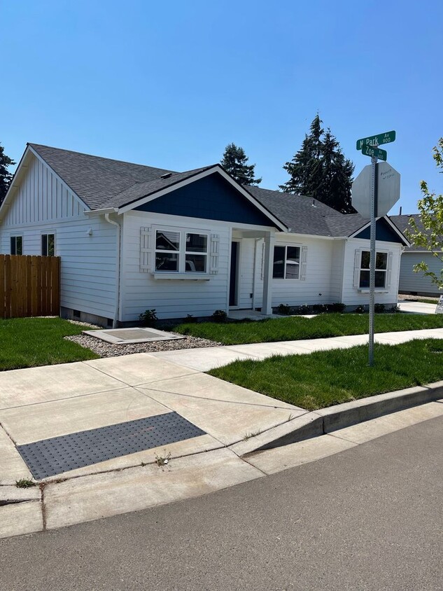 Primary Photo - Newer 3 Bedroom, 2 Bathroom, 2 Car Garage,...