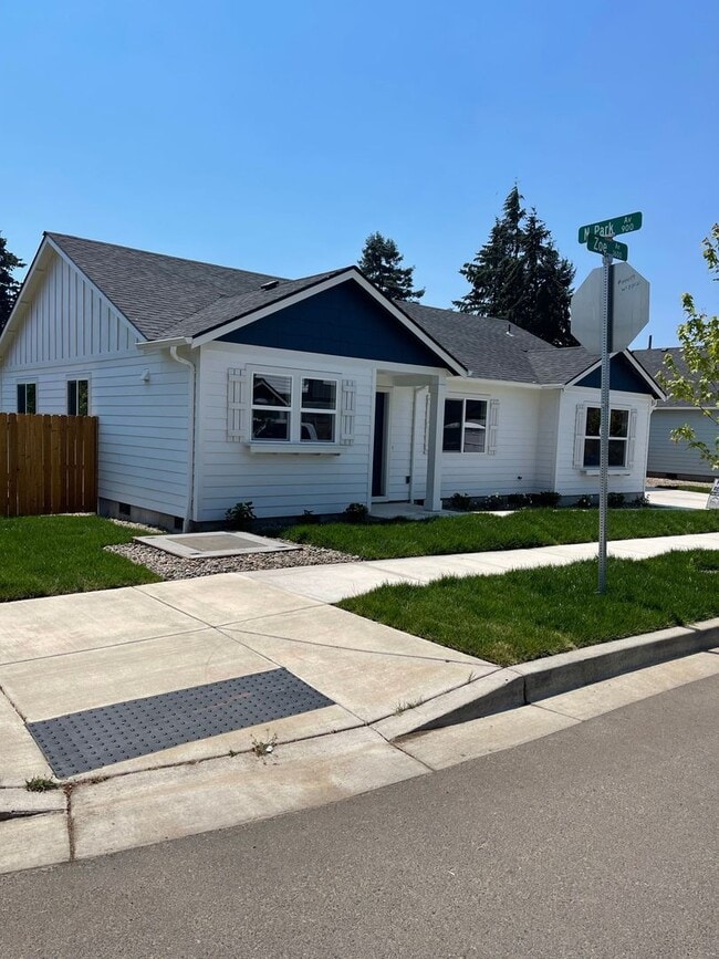 Building Photo - 1608 Zoe Ave