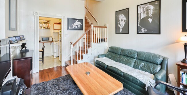 Building Photo - 208 E 3rd St