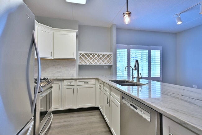 Foto del edificio - 210 N Addison Ave