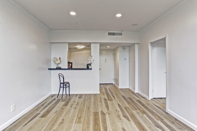 Building Photo - 2701 Westheimer Rd