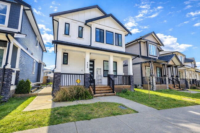 Photo du bâtiment - 4482 Stephen Leacock Dr