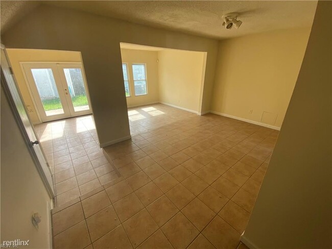 Building Photo - 3 br, 1.5 bath Townhome - 608 Chancery Sq