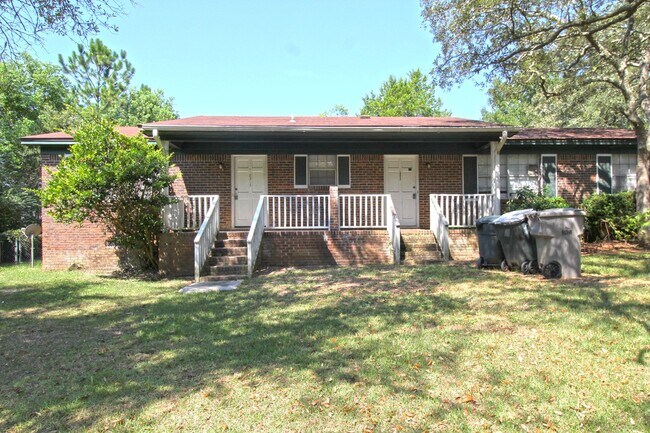 Building Photo - Pet friendly, updated apartment in Northea...