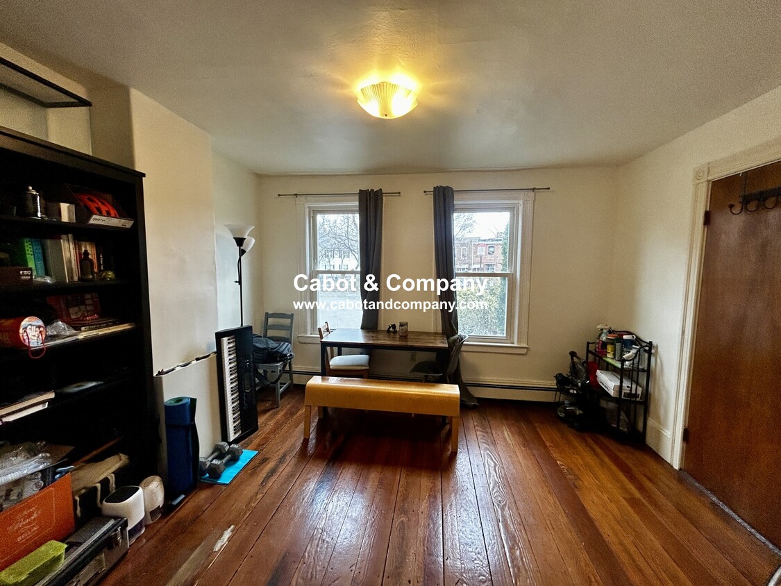 Primary Photo - 8 Mead St