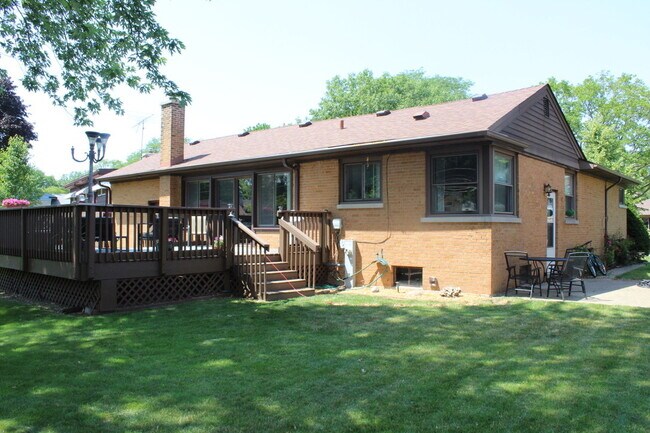 Building Photo - 711 W Cathy Ln