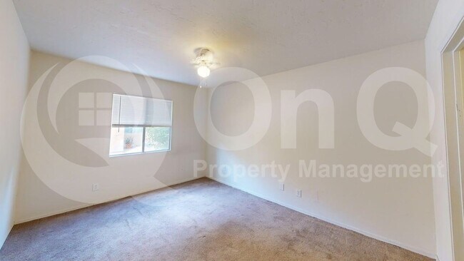 Building Photo - 1810 E Blacklidge Dr