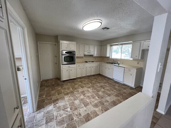 Foto del edificio - 4929 High Meadow Dr