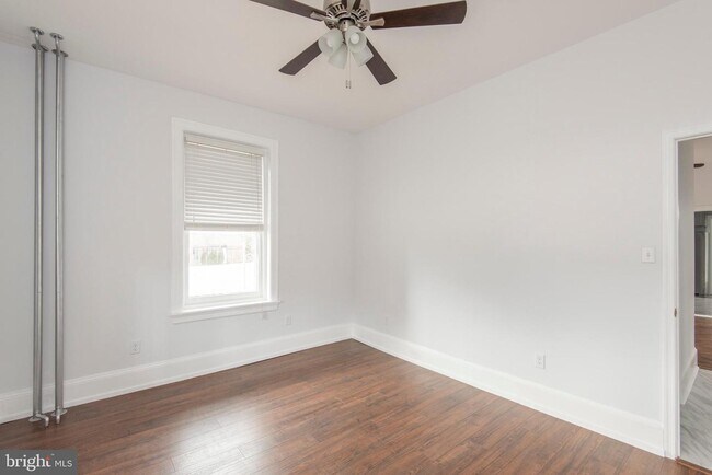 Building Photo - 530 Hermit St