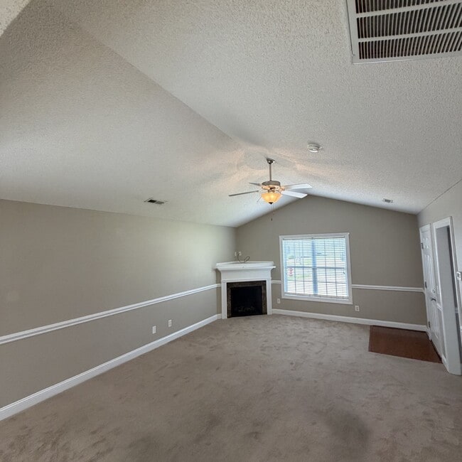 Building Photo - 2552 Saddleback Dr