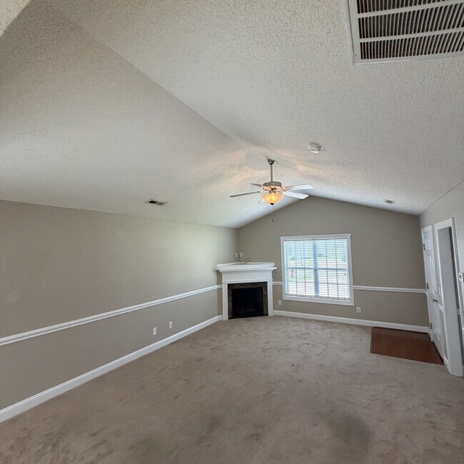 Foto del edificio - 2552 Saddleback Dr