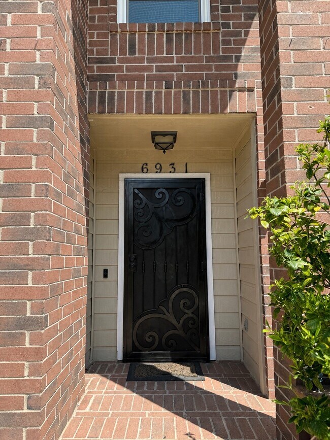 Foto del edificio - 6931 Echo Pines Dr