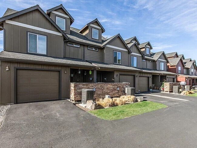 Foto del edificio - Charming 3 Story Townhome with AC