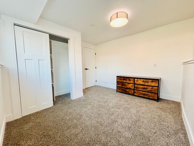 Room #1 Unfurnished - 4459 S Butterfield St House
