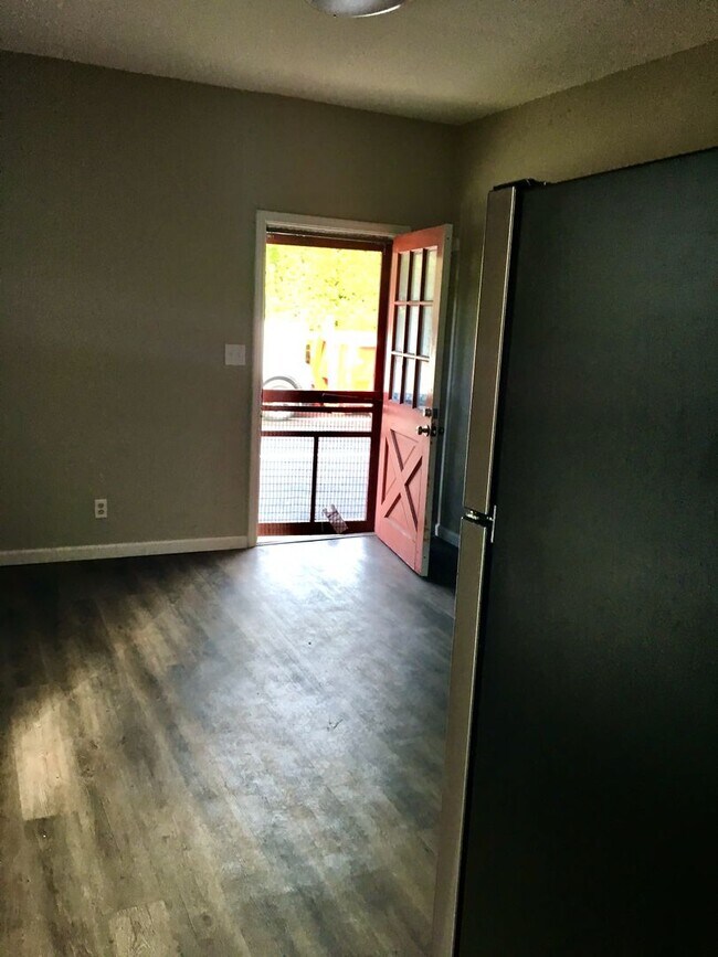 Foto del edificio - *** Amazing Apartment in Mt. Washington * Pet Friendly * Duplex style * Available Now * Spacious ...