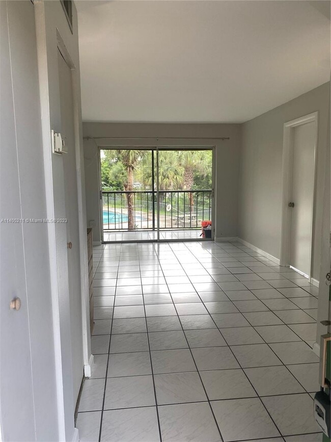 Foto del edificio - 9405 W Flagler St