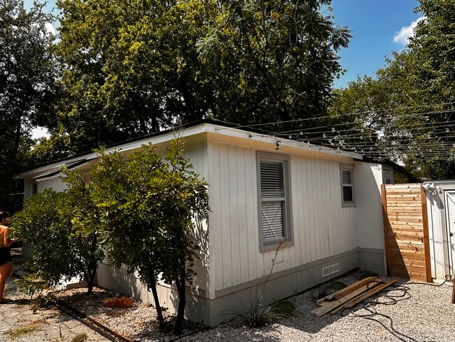 view of external side wall of property - 2929 E 12th St