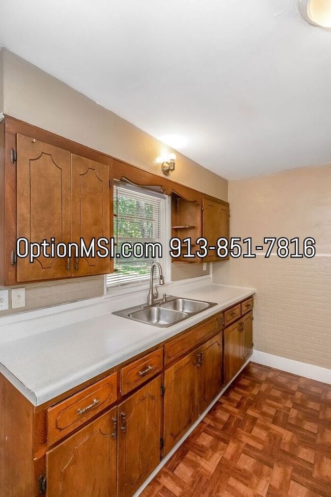 Building Photo - Cozy and updated 2 bedroom