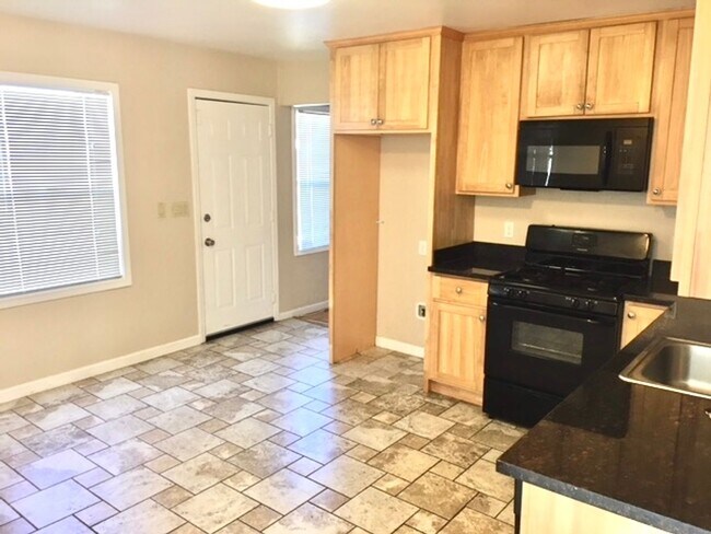 Foto del edificio - Great 3 bed 1.5 bath House with Garage in ...